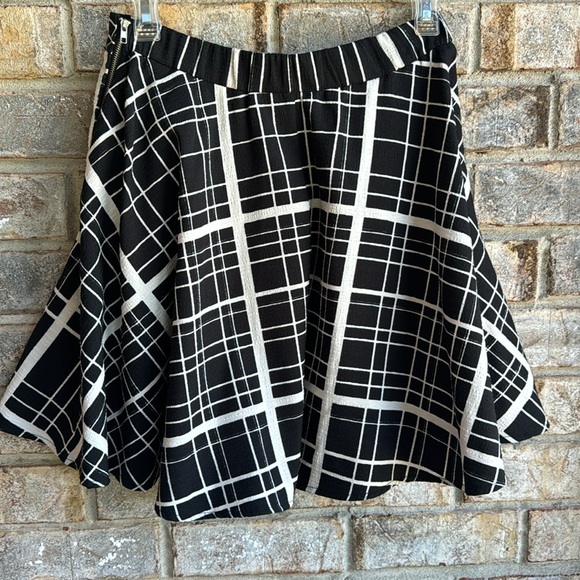 alya black and white skirt, elastic waist back, pockets on front - Picture 2 of 2